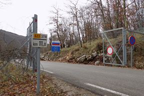 Rampa podignuta, ali žica je i dalje na graničnoj crti  (Snimila Gordana Čalić Šverko)