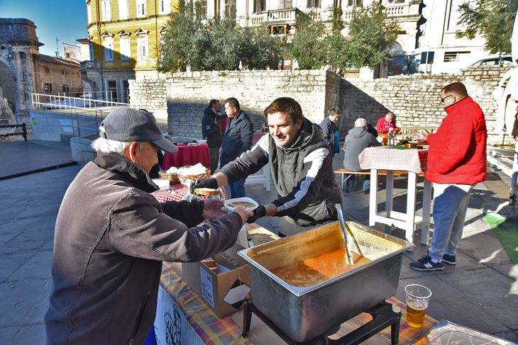 Britvić je prošle godine na kraju Adventa dijelio besplatni grah, ove godine nije imao prilike za to (snimio Duško MARUŠIĆ ČIČI)