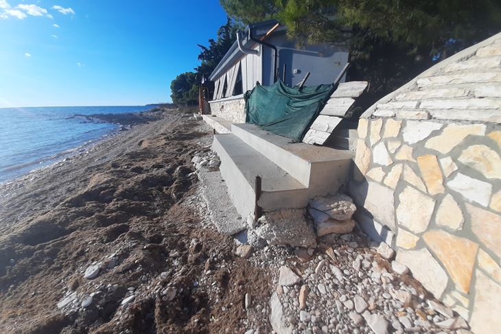 Bespravna gradnja kraj Peroja na samom moru (S.Z.T.)