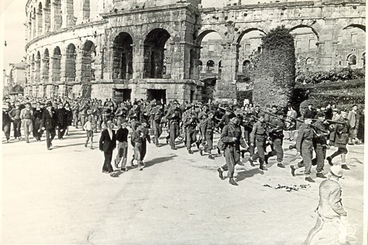 Pula je oslobođena 5. svibnja 1945., ali ju je jugovojska ubrzo morala napustiti i nastupila je dvogodišnja angloamerička vladavina