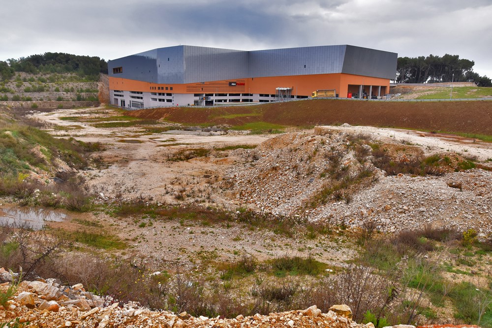 Kamenolom Max nalazi se nedaleko shopping centra