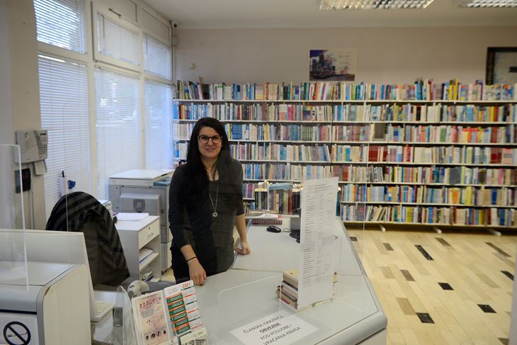 Iva Hil knjižničarka na Verudi (Snimio Dejan Štifanić)