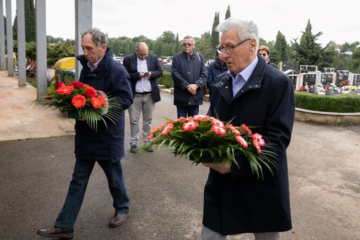 Polaganje cvijeća na spomen ploču palim borcima NOB-a (Izvor: Grad Pula))