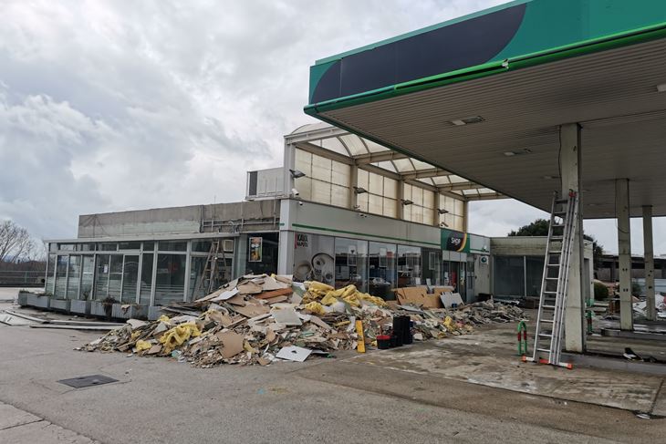 Benzinska u renovaciji (Snimio Branko BIOČIĆ)