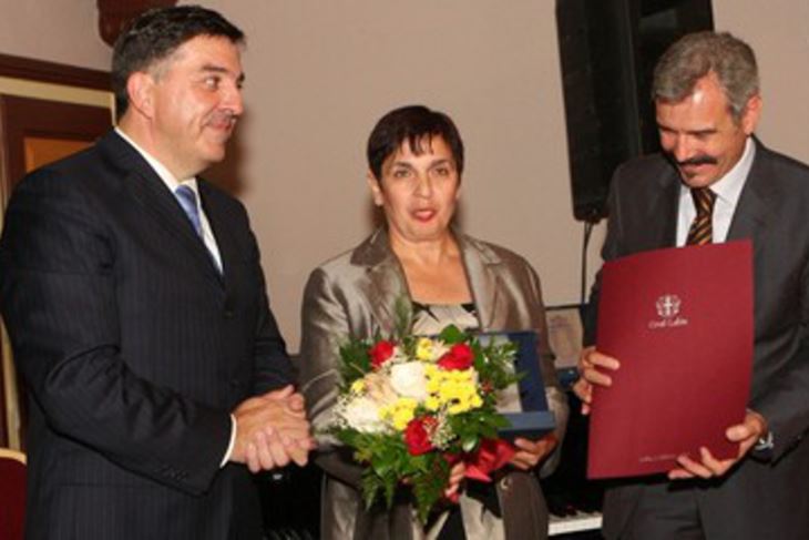 Nada Lončarević između tadašnjeg gradonačelnika Tulia Demetlike i predsjednika Vijeća Valtera Poropata