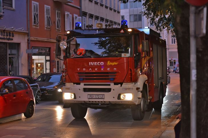 Ljeti, kad je najviše požara, vatrogasna vozila moraju se probijati zakrčenim pulskim ulicama (snimio Duško MARUŠIĆ ČIČI)