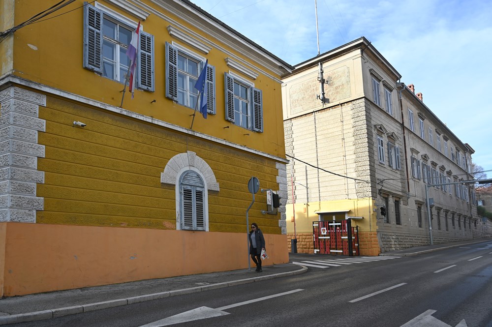 Izlaz na vrlo prometnu Dobrilinu ulicu 
