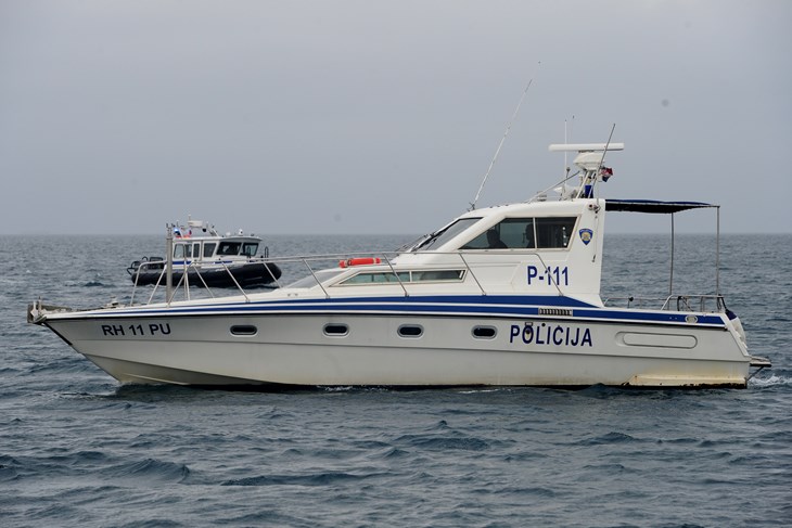 Plovila hrvatske i slovenske policije stalno ordiniraju u Savudrijskoj vali (Snimio Milivoj Mijošek)
