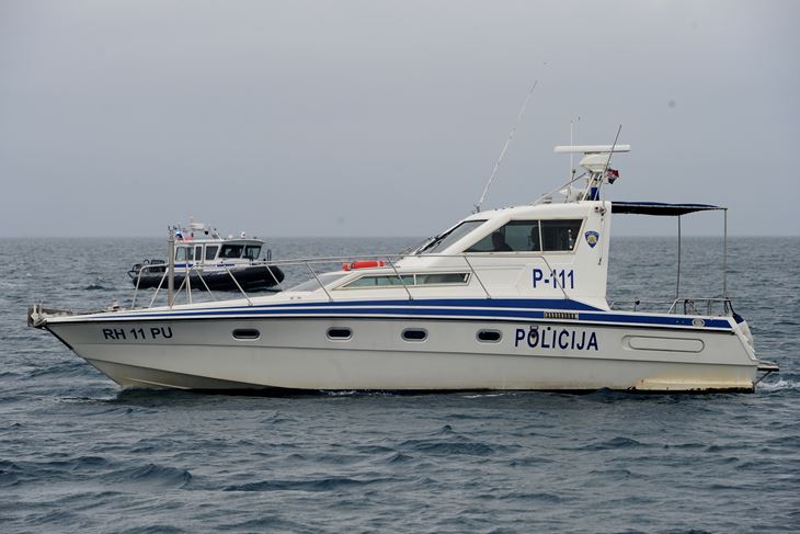 Plovila hrvatske i slovenske policije stalno ordiniraju u Savudrijskoj vali (Snimio Milivoj Mijošek)