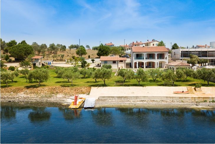 Sve se jasno vidi - Villa Zuccon i betonirana obala (FOTO: villazuccon.com)