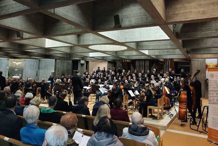 Mješoviti akademski pjevački zbor Muzičke akademije Sveučilišta Jurja Dobrile u Puli na jednom od koncerata pred inozemnom publikom (Snimila Barbara Buršić)