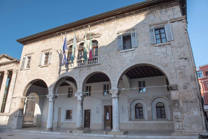 Komunalna palača Pula