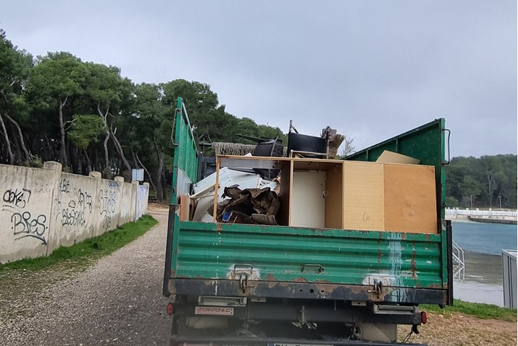 Otpad s Valkana, koji se tu gomilao vjerojatno od ljeta, jučer konačno odvezen (snimila Doria MOHOROVIĆ)