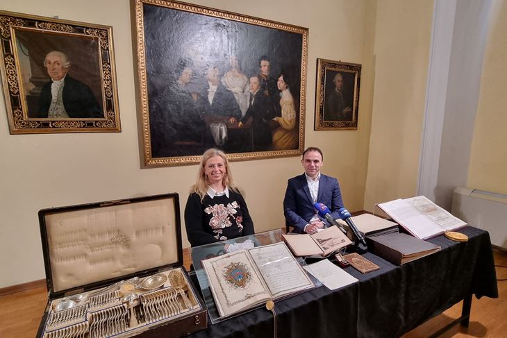 Ravanteljica Zavičajnog muzeja Poreštine Elena Uljančić i porečki gradonačelnik Loris Peršurić sa zbirkom