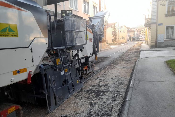 ITeška mehanizacija započela je radove udarnički, ali samo u jednoj smjeni (snimio Anđelo DAGOSTIN)