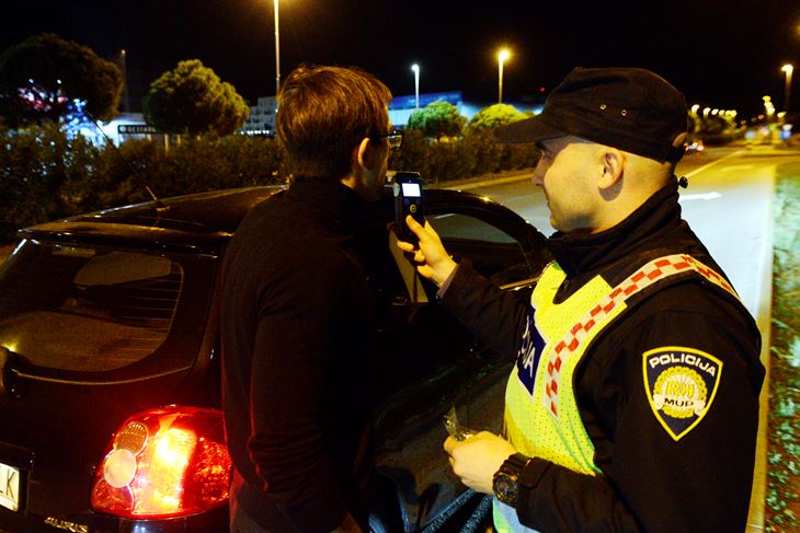 Pula 12.11.2022. Policija - prometna - ophodnja - Martinje Snimio: Dejan STIFANIC
