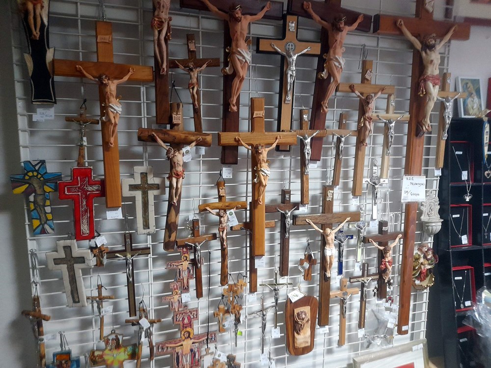Drveni i metalni križevi i raspela