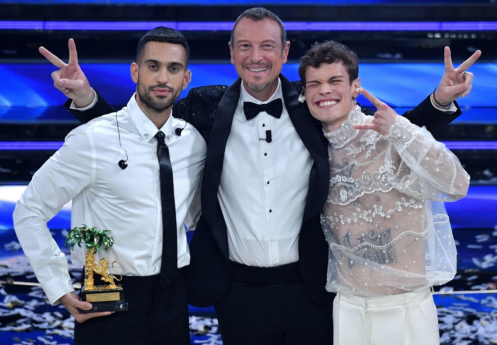 Voditelj Sanrema i umjetnički direktor Amadeus i prošlogodišnji pobjednici Blanco & Mahmood na pozornici teatra Ariston (foto: EPA)
