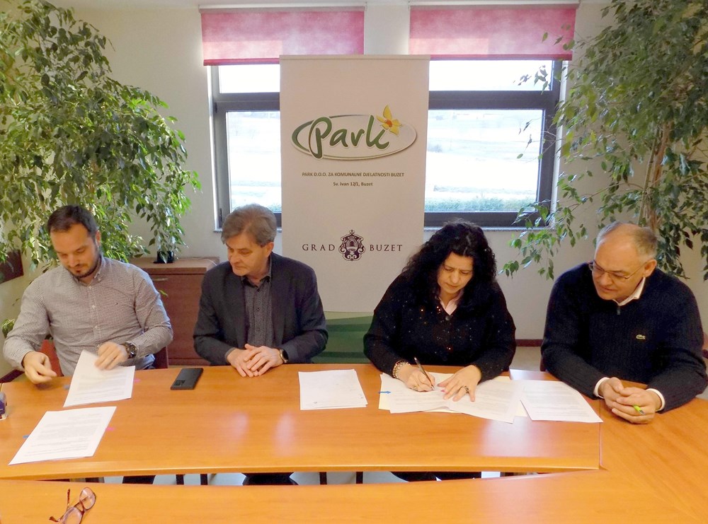 Potpisivanje ugovora o izvođenju radova (snimila Godrana ČALIĆ &Scaron;VERKO)