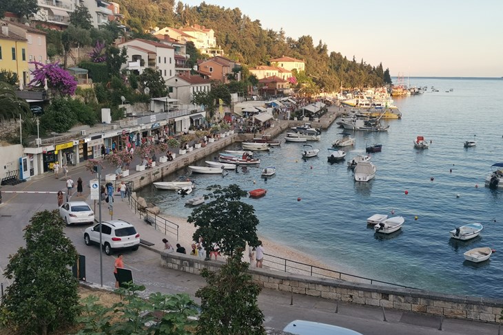 Pogled na centar Rapca s rivom