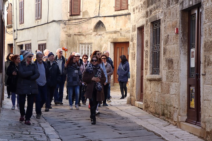 Vodičkinja Erika Forlani Cardin provela posjetitelje crkvama, ali i najzanimljivijim ulicama i trgovima Vodnjana