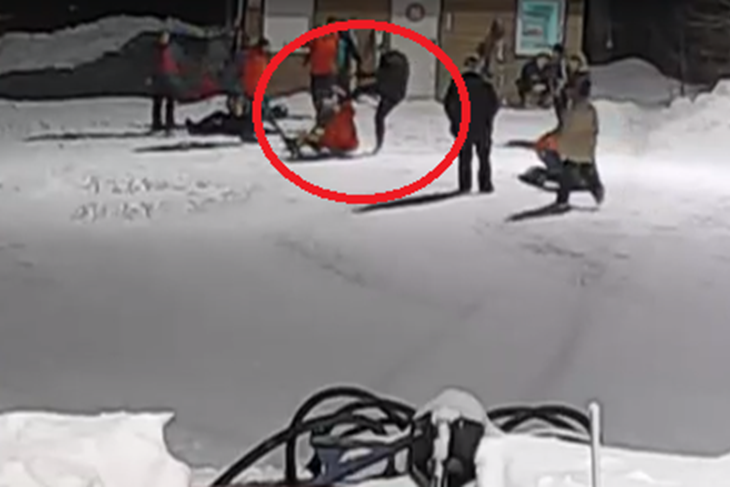 Sporni trenutak udaranja u glavu s leđa