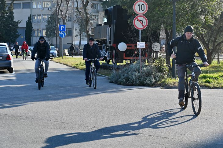 Osim radnika koji su taman odlazili s posla - nije bilo nikoga (snimio Danilo MEMEDOVIĆ)