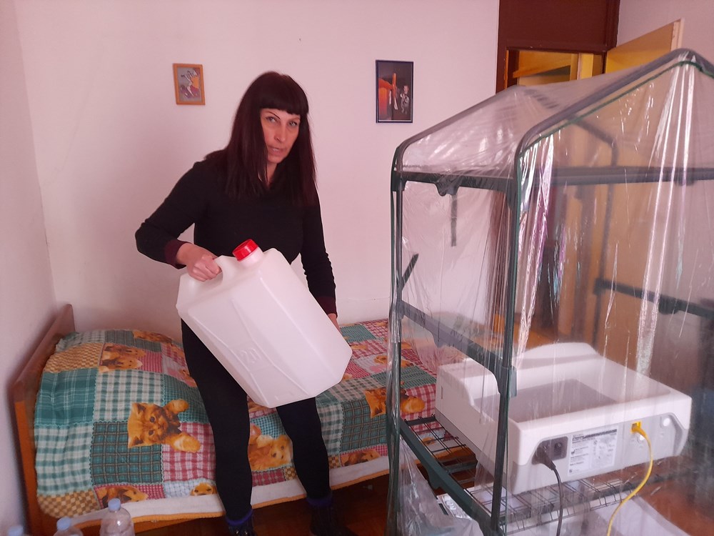 Nataša Knežević i aparat za dijalizu kraj kreveta njenog sina