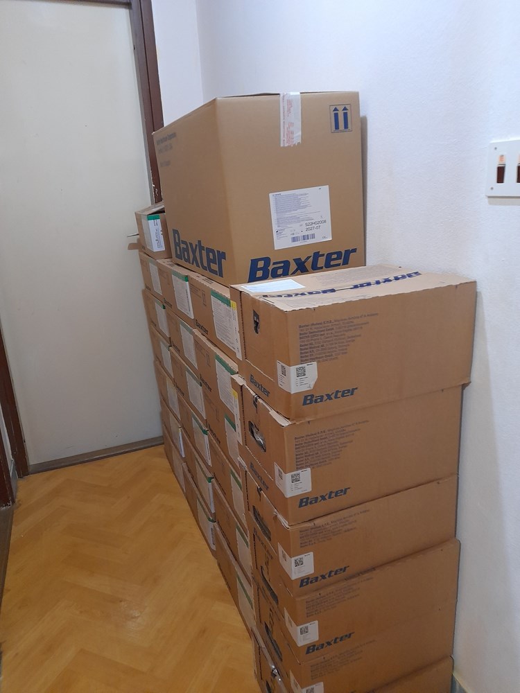 Potrošni materijal za dijalizu u hodniku ispred sobe