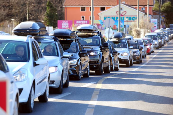 Usprkos Schengenu, gužve na granici sa Slovenijom neće se dovoljno smanjiti do izgradnje još dvije prometne trake (Snimio Milivoj Mijošek)