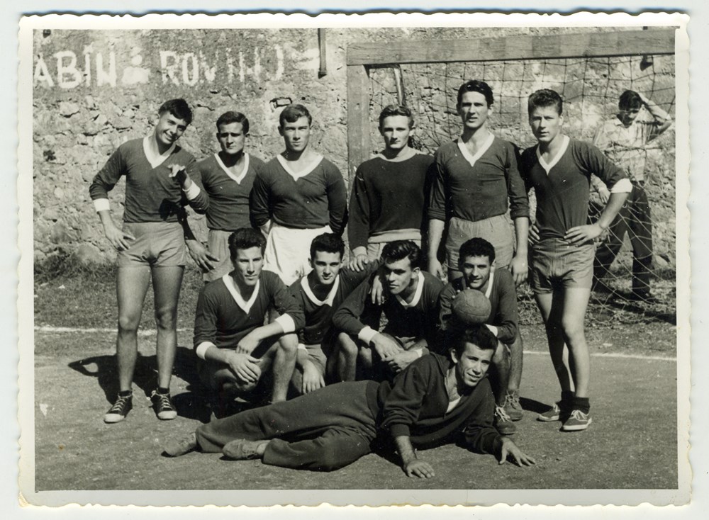 Oto Širec s gimnazijskom ekipom na utakmici u Rovinju 1960.