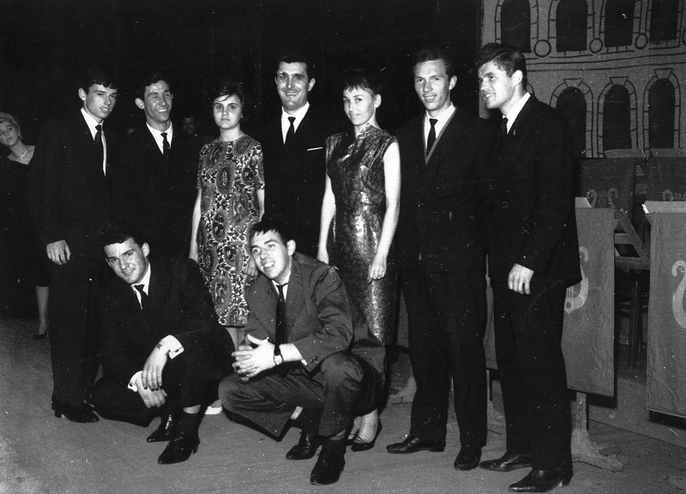 Veliki revijalni orkestar Nella Milottija 1959.: Laci Pađen, Pino Pauletić, Rita Pernić (Petris), Nello Milotti, Lidija Percan, Pjer Ladavac i Enčo Kurteši, a čuče Oto Širec i Boško Obradović