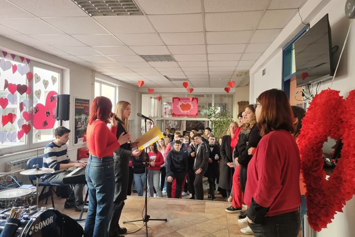 Učenici su zasvirali i zapjevali na školskom hodniku