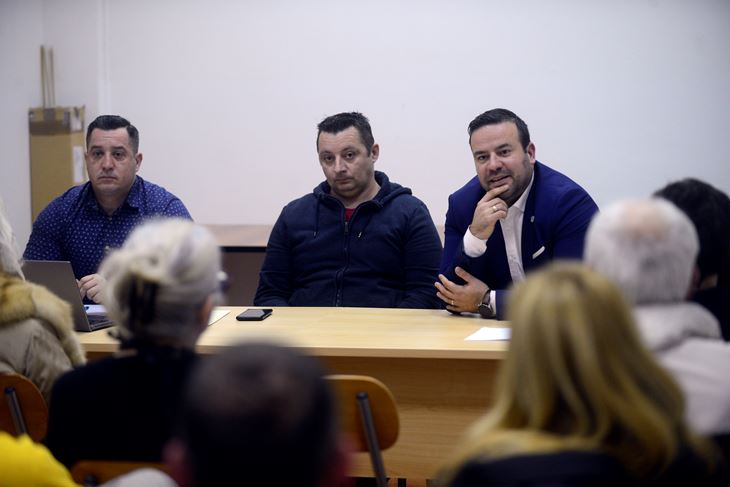 Gradonačelnik Pule na susretu s građanima (Snimio Dejan ŠTIFANIĆ)