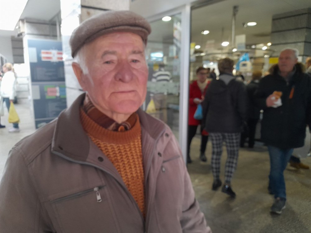 Dugački red za srdelu (Snimila Jasna Orlić)