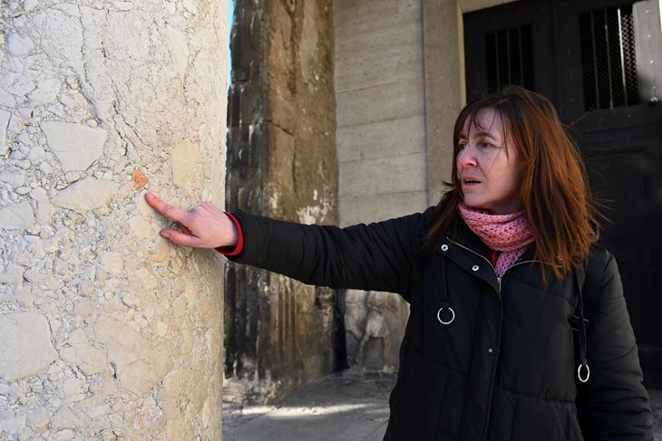 Đeni Gobić-Bravar pokazuje da se i danas na stupovima Augustovog hrama mogu naći narančasti ulomci (Snimio Danilo Memedović)