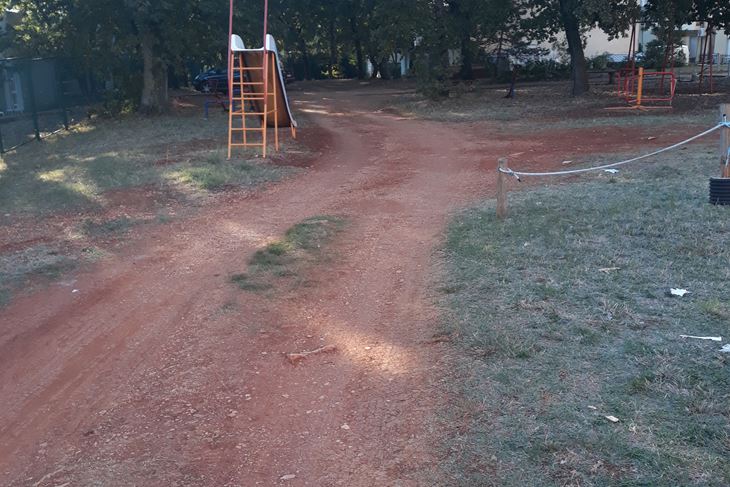Automobilima preko dječjeg igrališta (snimio čitatelj)