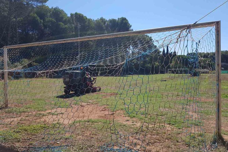 Nogometno igralište na Valkanama (foto: Mirjana VERMEZOVIĆ IVANOVIĆ)