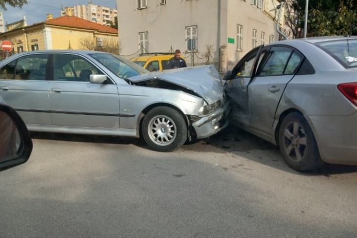 Prometna nesreca u Budicinovoj ulici (Foto: citatelj Glasa Istre)