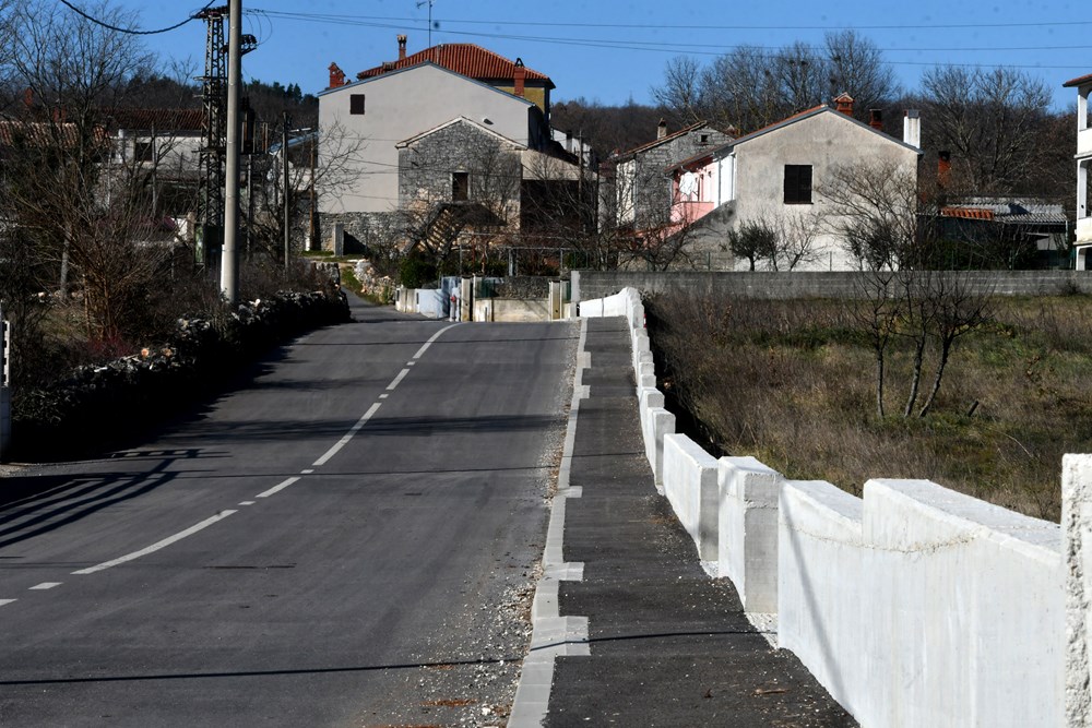 Tijekom gradnje nove vodovodne mreže od Prodola do Filipane obnovljen je i proširen kolnik te izgrađen nogostup