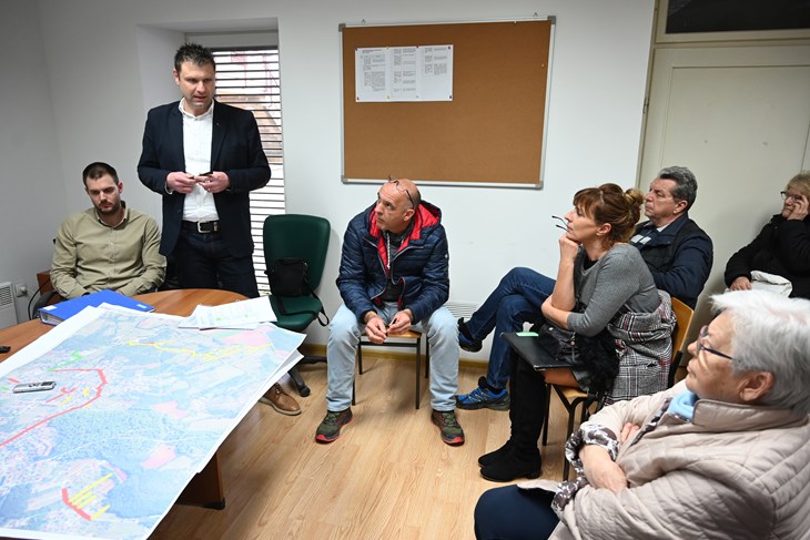 Direktor Pragrandea na tribini s građanima (Snimio Danilo MEMEDOVIĆ)