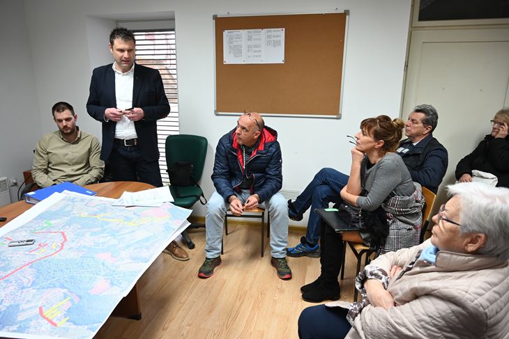 Direktor Pragrandea na tribini s građanima (Snimio Danilo MEMEDOVIĆ)