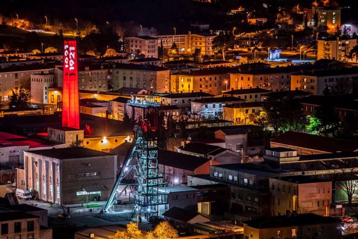 Šoht i dimnjak toplane u bojama