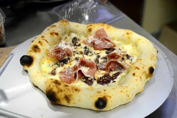 Autorska pizza Figa - u nju idu osim pesta od maslina, fior di latte, smokve s teranom, pršutom, parmezanom i lješnjacima (Snimio Dejan ŠTIFANIĆ)
