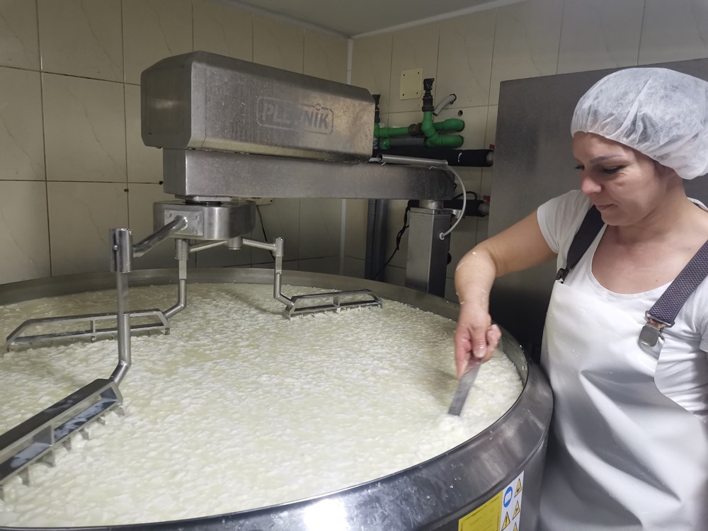 Poslovođa Ljiljana Verbanac nad kotlom sušila je sirno zrno