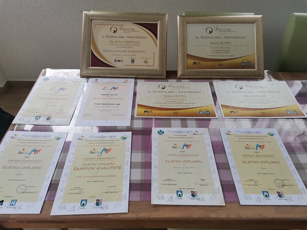 Sirana Zlata dobitnica je brojnih plaketa i diploma