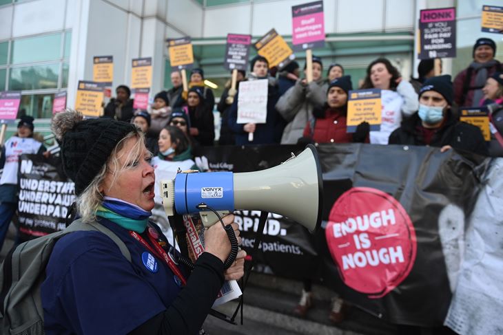 Protest radi plaća ispred bolnice Sveučilišnog koledža u Londonu - medicinske sestre pridružile se kolegama iz hitne pomoći (EPA/Neil Hall)