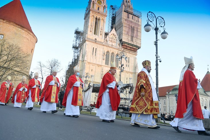 Kardinal Josip Bozanić predvodio je svečano euharistijsko slavlje na blagdan bl. Alojzija Stepinca ispred potresom pogođene zagrebačke prvostolnice (Snimio Goran Mehkek/Cropix)
