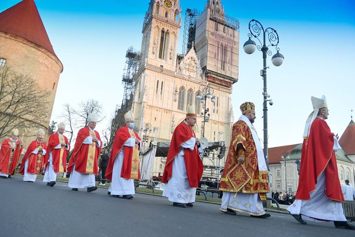 Kardinal Josip Bozanić predvodio je svečano euharistijsko slavlje na blagdan bl. Alojzija Stepinca ispred potresom pogođene zagrebačke prvostolnice (Snimio Goran Mehkek/Cropix)