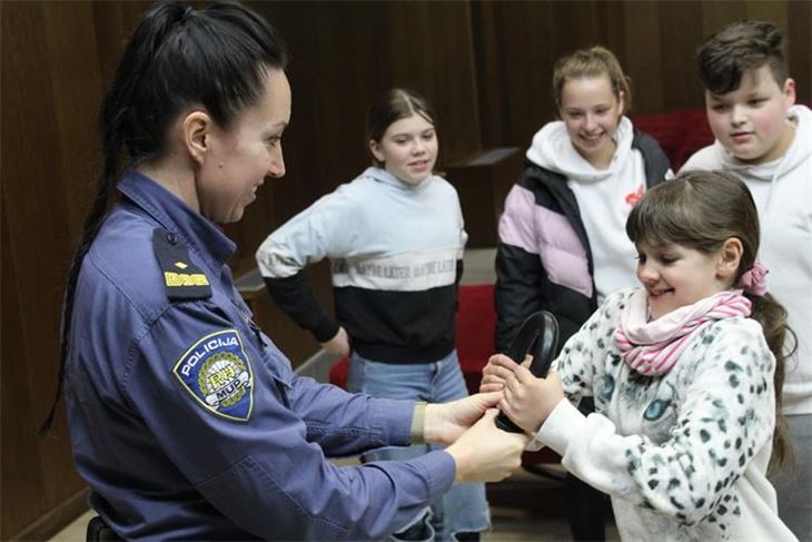 Učenici pulske škole Kaštanjer posjetili su policiju (Foto: PU Istarska)
